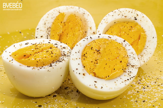 Ăn trứng gà hỗ trợ giảm cân vì trứng gà chứa các axit amin giúp tăng cường quá trình trao đổi chất. Các axit sẽ cách kích thích cơ thể sử dụng nhiều năng lượng hơn để tiêu hóa chúng.Bạn có thể tìm hiểu thêm về “hiệu ứng nhiệt của thực phẩm” (TEF). Chỉ số này cho chúng ta biết lượng calo cần thiết cho cơ thể tiêu hóa, hấp thụ và xử lý các chất dinh dưỡng trong bữa ăn. Chính vì chức năng giúp tăng cường quá trình trao đổi chất, ăn trứng gà sẽ giúp bạn đạt được mục tiêu giảm cân hiệu quả.