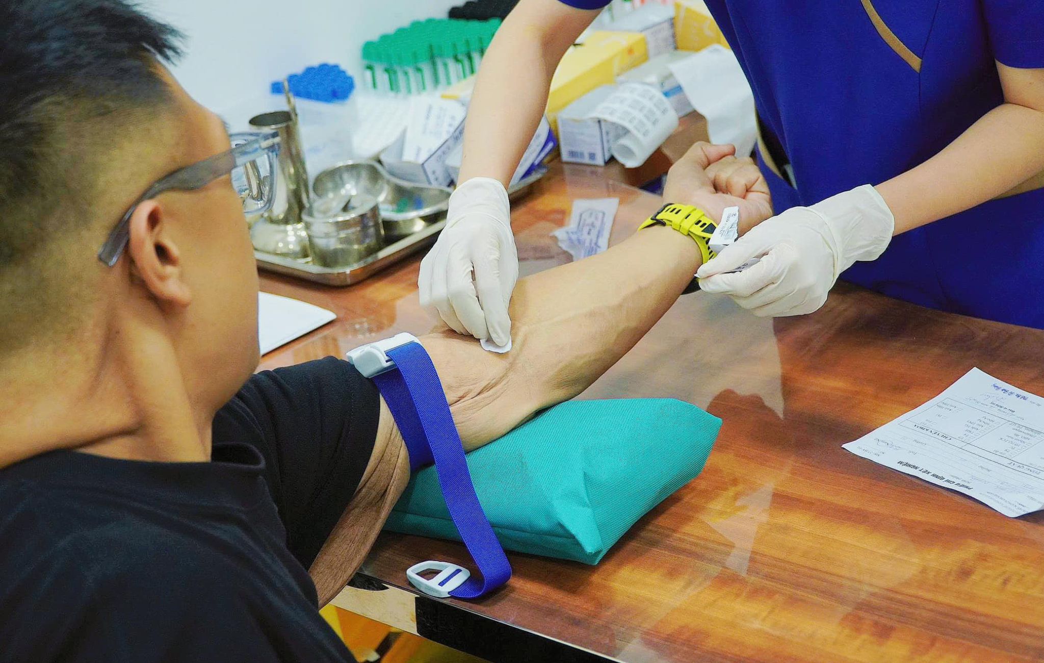 Trọng Nhân xét nghiệm trước phẫu thuật